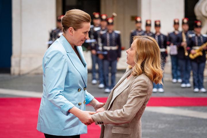 La primera ministra italiana, Giorgia Meloni, recibe a su homóloga del Reino de Dinamarca, Mette Frederiksen, en el Palacio Chigi, el 22 de mayo de 2025. (Stefano Costantino / SOPA Images / LightRocket via Getty Images)