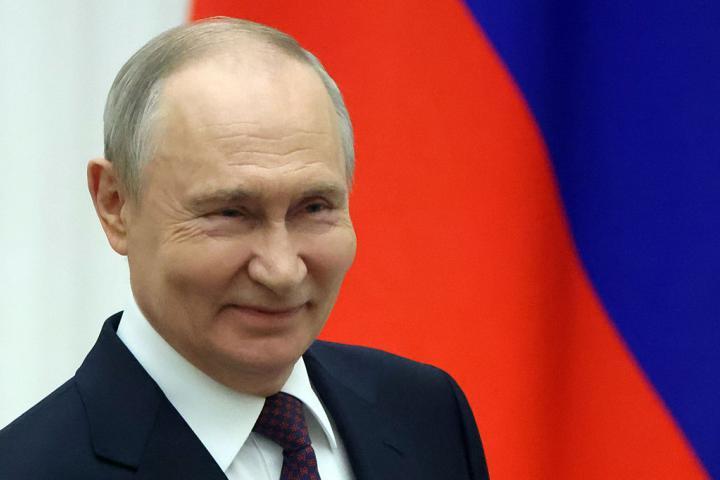 El presidente ruso Vladimir Putin sonríe durante su encuentro con la selección nacional de boxeo en el Kremlin, el 22 de abril de 2026, en Moscú. (Getty Images)