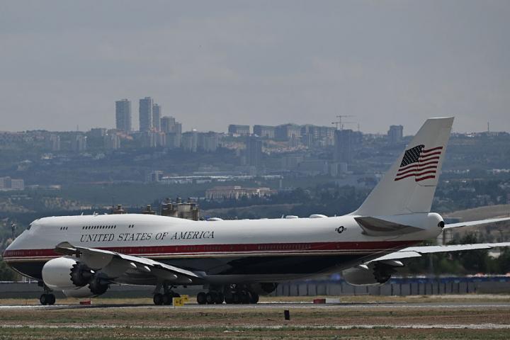 El avión que transporta al presidente estadounidense Donald Trump llega al aeropuerto de Ankara (Turquía), de cara a la cumbre de la OTAN, el 7 de julio de 2026. (Abdullah Guclu / Anadolu via Getty Images)
