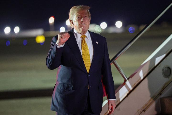 El presidente de EEUU, Donald Trump, al bajar del Air Force One para abordar el nuevo Boeing, obsequio de Qatar, a la vuelta de la cumbre de la OTAN, el 8 de julio de 2026 en Mildenhall. (Win McNamee / Getty Images)