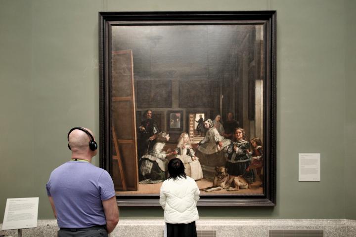 Dos personas mirando 'Las Meninas' en el Museo del Prado. (Eduardo Parra / Europa Press)
