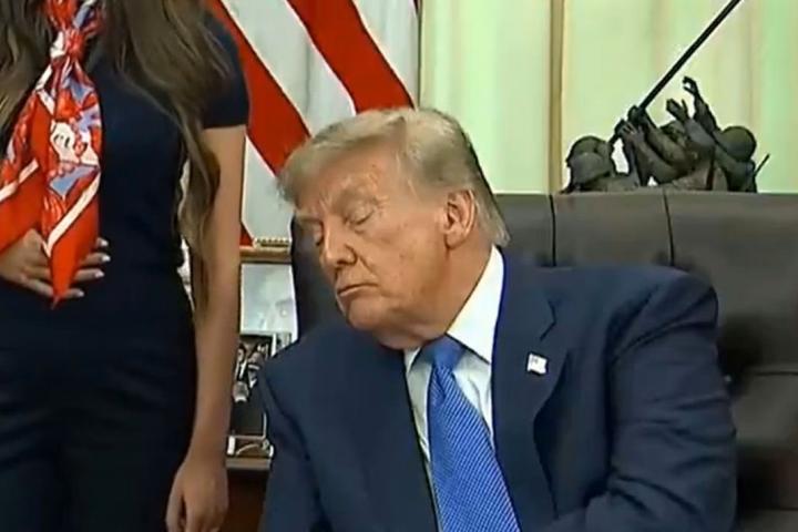 Trump volvió a quedarse traspuesto en mitad de una rueda de prensa en la Casa Blanca (X)
