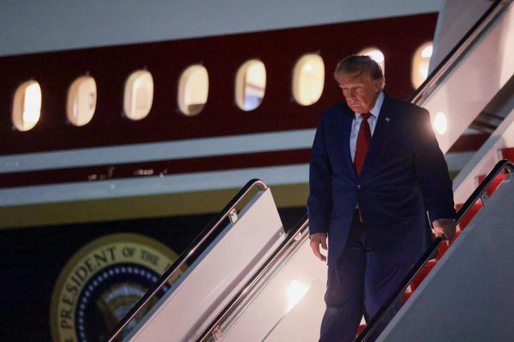 El presidente de EEUU, Donald Trump, desembarca por la escalerilla del Air Force One en la base conjunta Andrews, en Maryland, el 11 de agosto de 2026. (Kylie Cooper / Reuters)