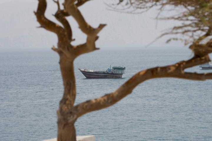 Buques cerca del estrecho de Ormuz, vistos desde Musandam, en Omán, el 10 de agosto de 2026. (REUTERS)