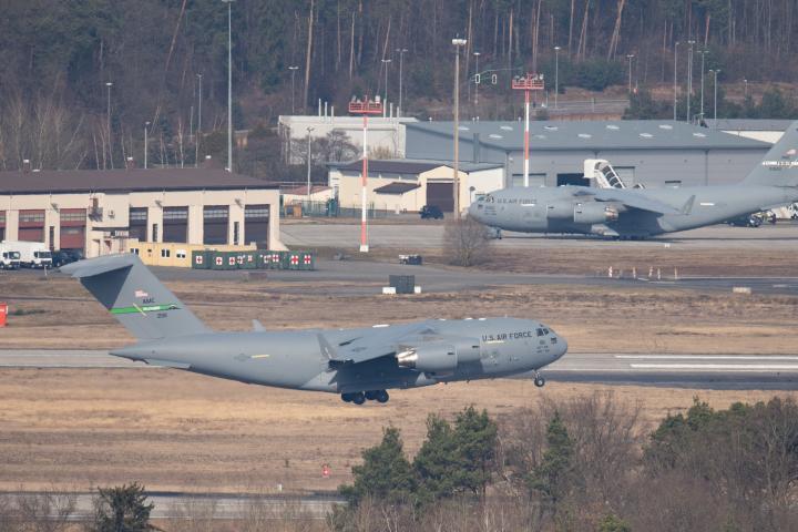 Aviones militares de Estados Unidos en la Base Aérea de Ramstein, en Renania-Palatinado, Alemania. (Boris Roessler/picture alliance via Getty Images)