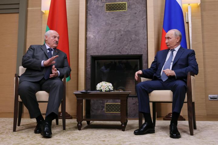 El presidente ruso, Vladímir Putin, y el bielorruso, Alexander Lukashenko, asisten a una reunión en la residencia de Novo-Ogaryovo, en las afueras de Moscú, el 29 de agosto de 2026. (EFE / EPA / ANASTASIA BARASHKOVA / REUTERS / POOL)