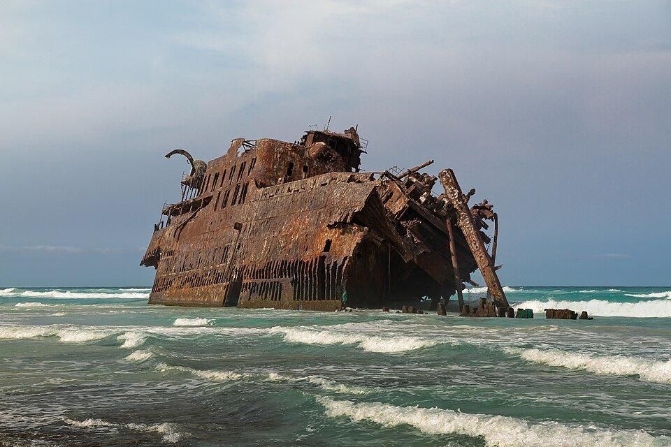 shipwreck photo by Ximonic
wikimedia commons