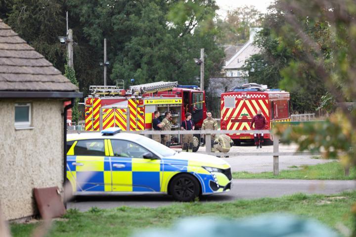 Vehículos de emergencia aparcados cerca de la base aérea de la RAF en Fairford (Gloucestershire, Reino Unido), el 27 de septiembre de 2026. (Toby Shepheard / Reuters)