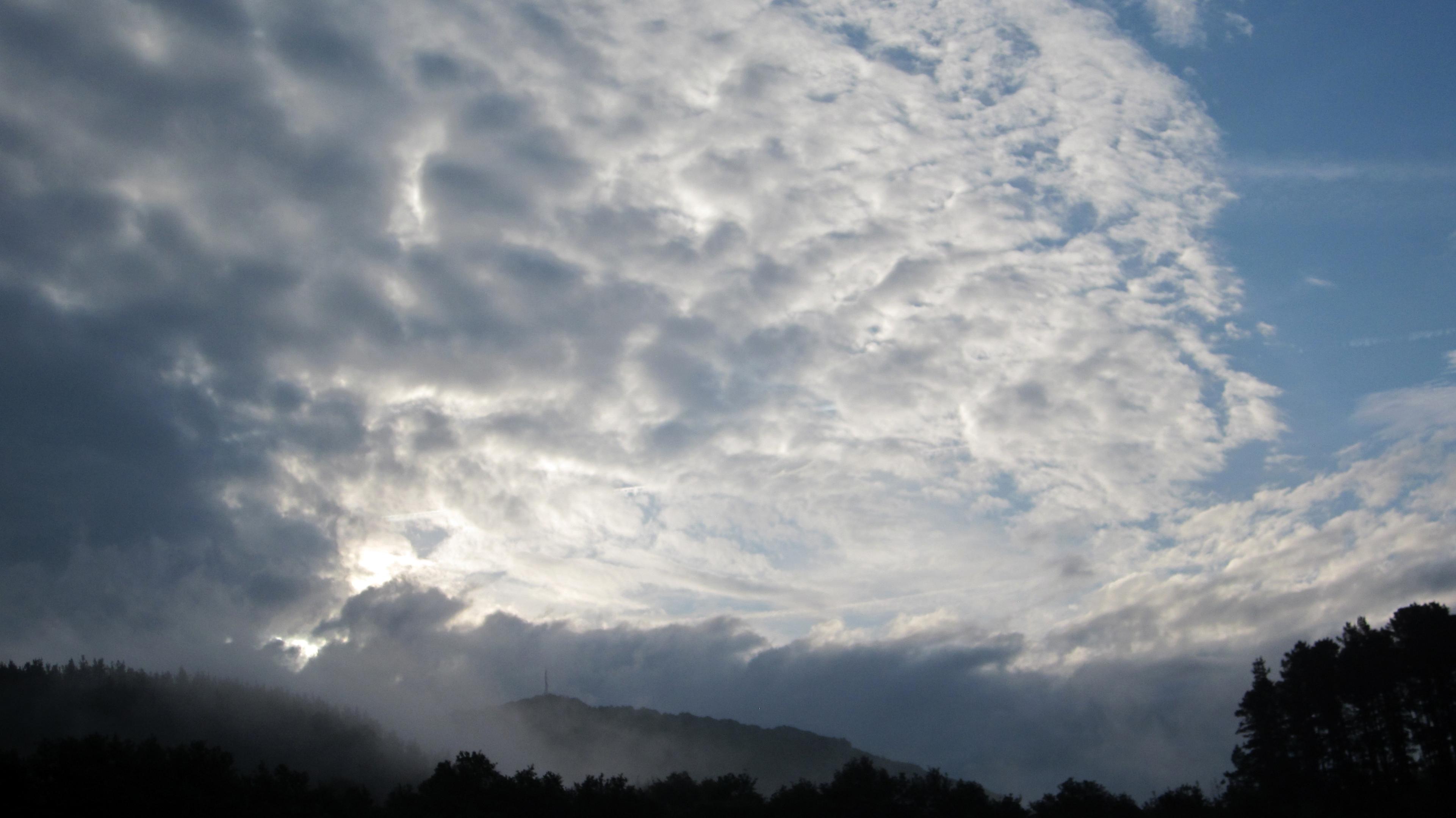 Fotografía en color de un cielo cubierto de nubes al amanecer