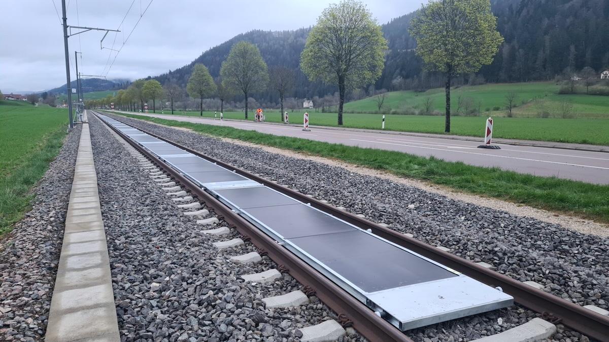 solarni panely mezi kolejemi vlaku