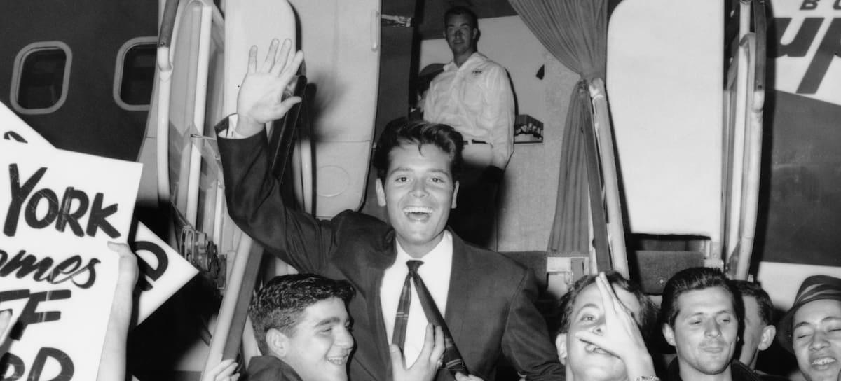 El cantante pop británico Cliff Richard llega al aeropuerto Idlewild de Nueva York procedente de Londres, para una gira de seis semanas por Estados Unidos, alrededor de 1962. (Foto de Archive Photos/Getty Images) / Archive Photos