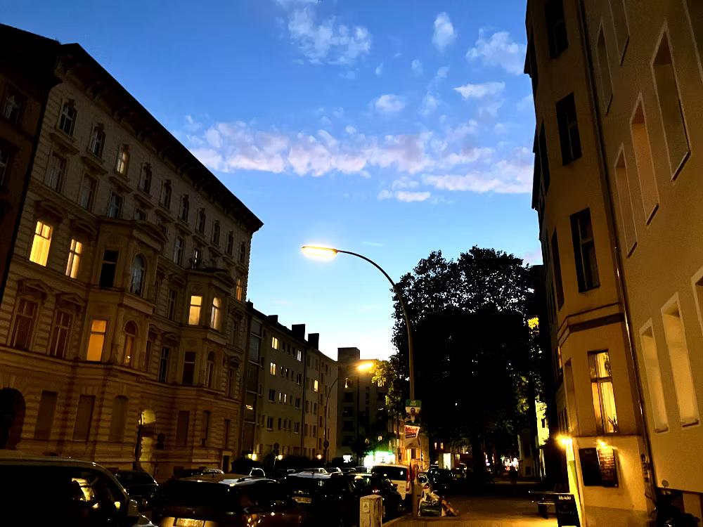 Kurfürstenstraße Berlin in surrealen Lichtverhältnissen