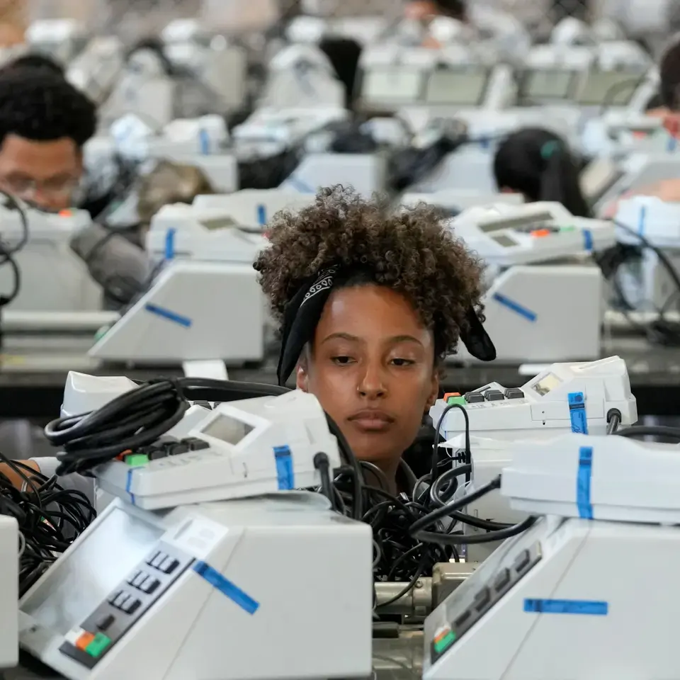 Wahlhelfer bereiten im Vorfeld der Stichwahl um das Präsidentenamt in Brasilien elektronische Wahlmaschinen vor.