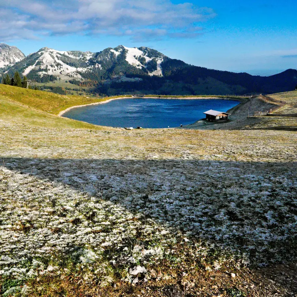 Eine erste dünne Schneeschicht liegt am Sudelfeld in bayern.