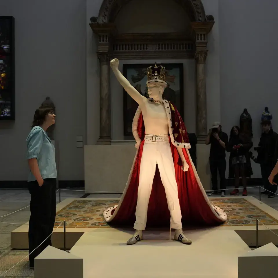 Ein Umhang- und Kronenensemble von Queen-Sänger Freddie Mercury ist in einer Ausstellung zu sehen.