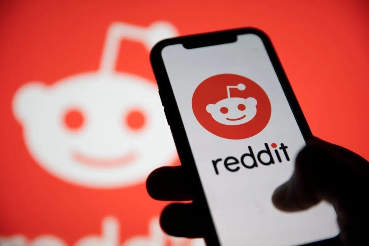 Image for: As search traffic dries up, Reddit announces it’s shifting to a logged-in experience. Source: https://techcrunch.com/2026/10/29/as-search-traffic-dries-up-reddit-announces-its-shifting-to-a-logged-in-experience/