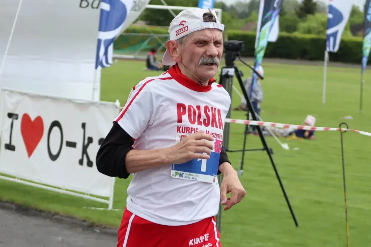 Ma 81 lat i znów ukończył maraton. Ryszard Ropiak na mecie w Warszawie