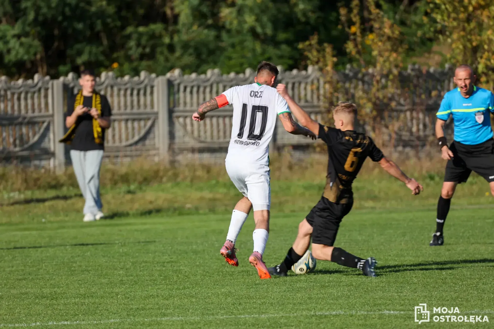 Derby regionu w Goworowie. Dwa gole jednego zawodnika i istotny moment tuż przed przerwą (zdjęcia)