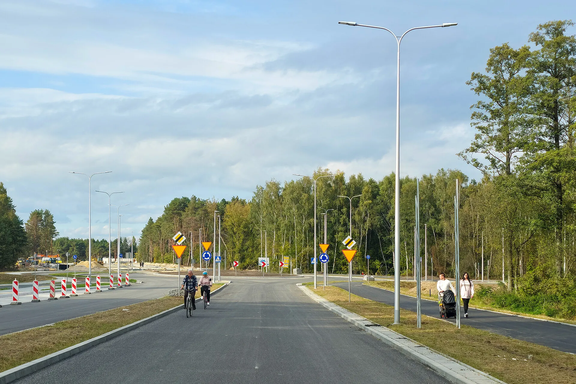 Ostrołęczanie testują nową drogę do mostu. Całe rodziny ruszyły na nową obwodnicę (zdjęcia)