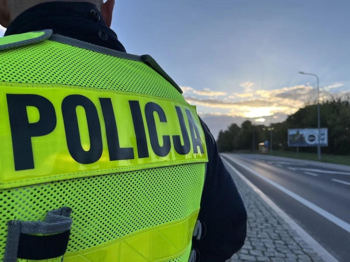 Volkswagen odholowany. Za kierownicą 21-latek z powiatu ostrołęckiego z zakazem