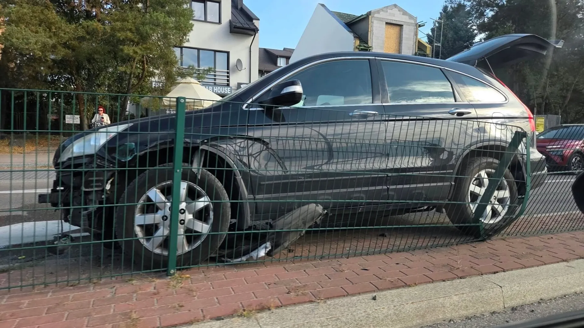 Auto uderzyło w barierki. Na miejscu służby (zdjęcia)