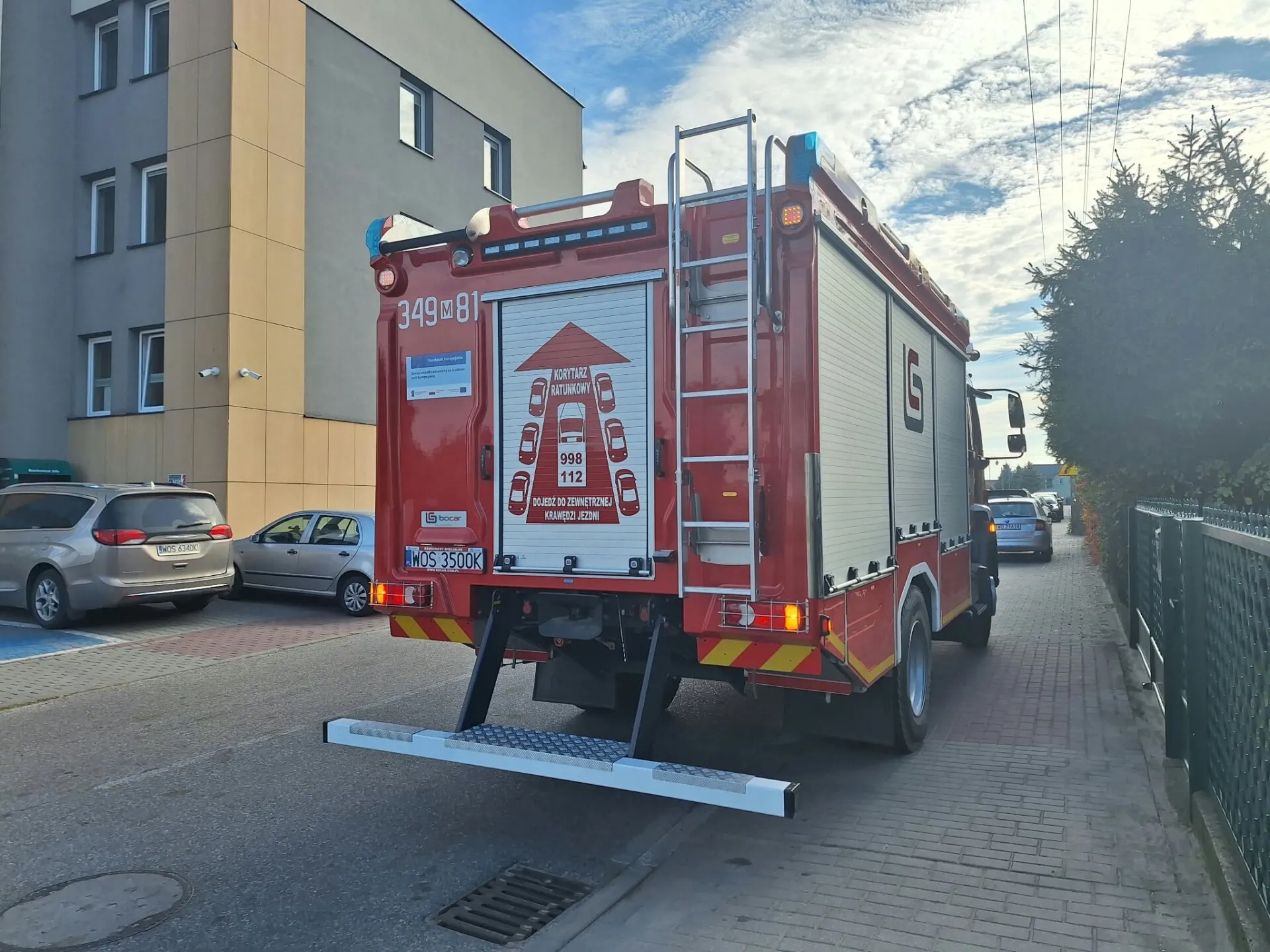 Alarm o podłożeniu ładunków wybuchowych. Policja i straż przed urzędem w Rzekuniu (zdjęcia)