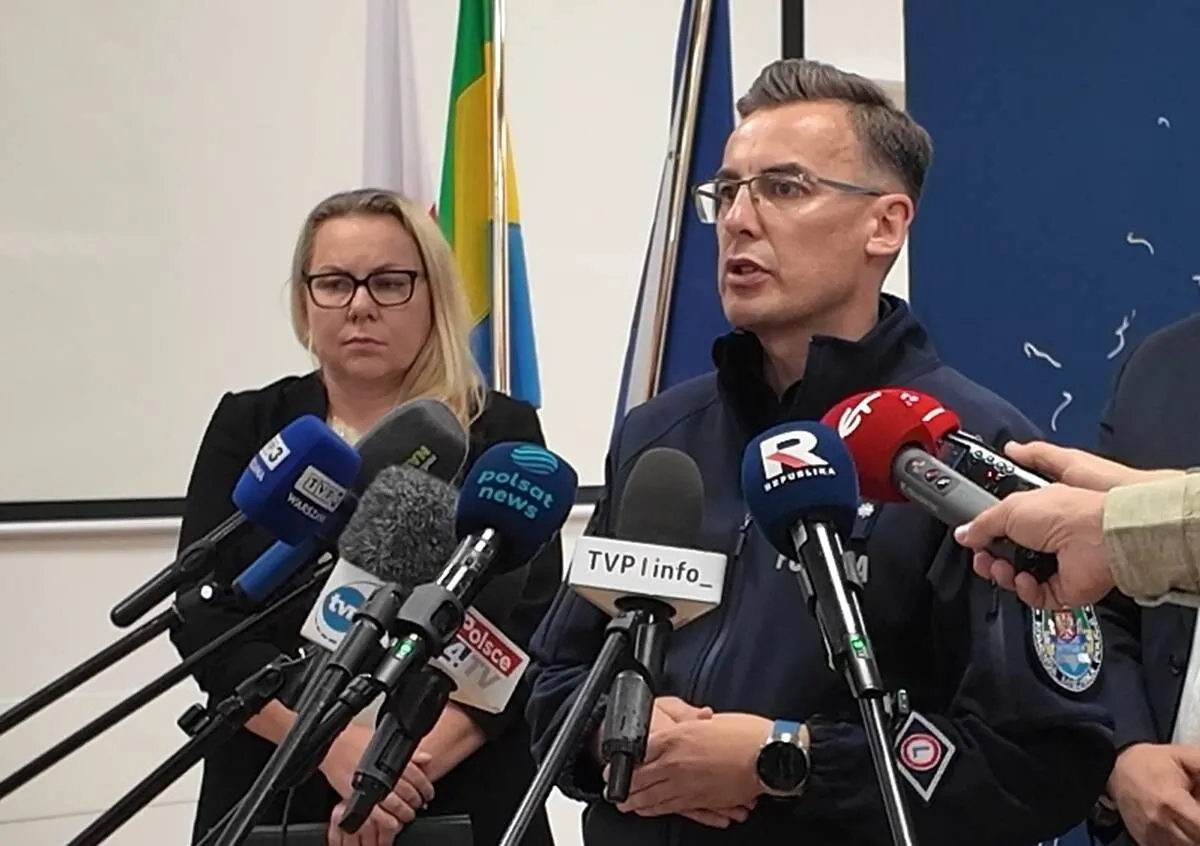 Plecak zostanie zabrany na poligon. Przeszukania i ewakuacja. Rzecznik policji o działaniach po ataku w ZSZ nr 4 (wideo)