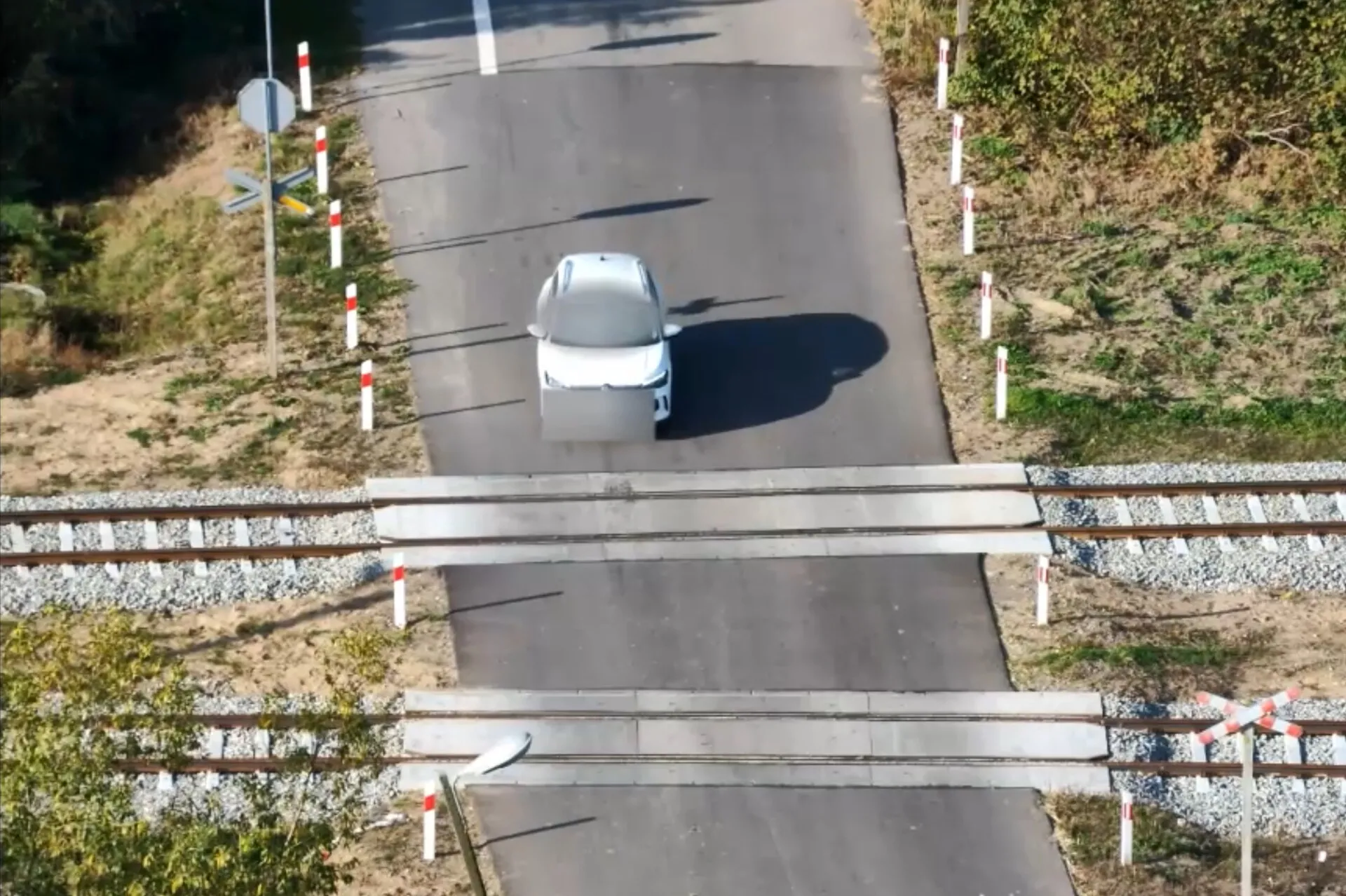 Dron nad torami. 24 kierowców z mandatami po kontroli przejazdów (wideo)