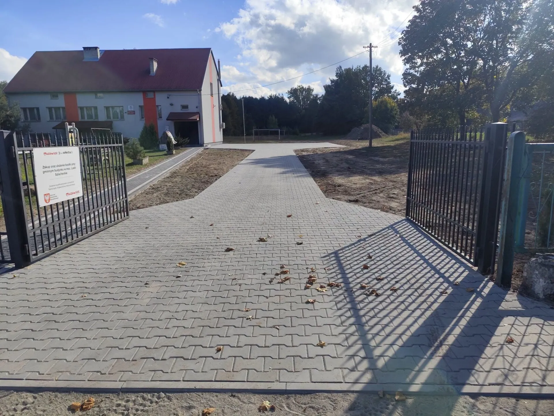 Kosteczka, iż mucha nie siada. Tak zmienił się teren przy świetlicy w Laskach Szlacheckich