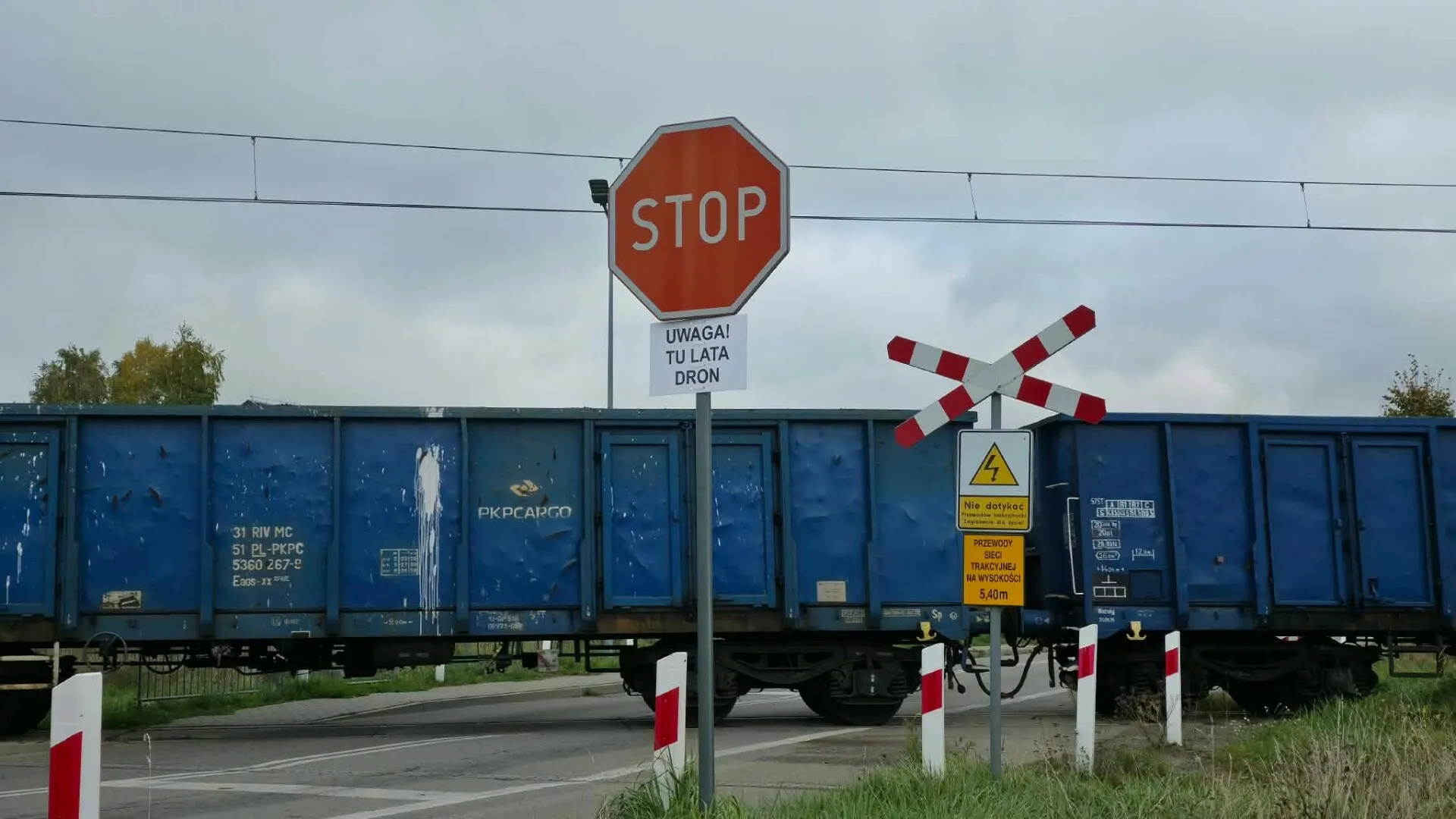 STOP nie działa? To może zadziała dron. Na przejeździe pojawiło się nietypowe ostrzeżenie