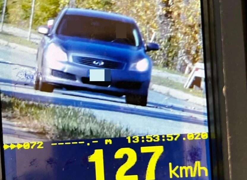Gaz do dechy w terenie zabudowanym. Infiniti jechało 127 km/h