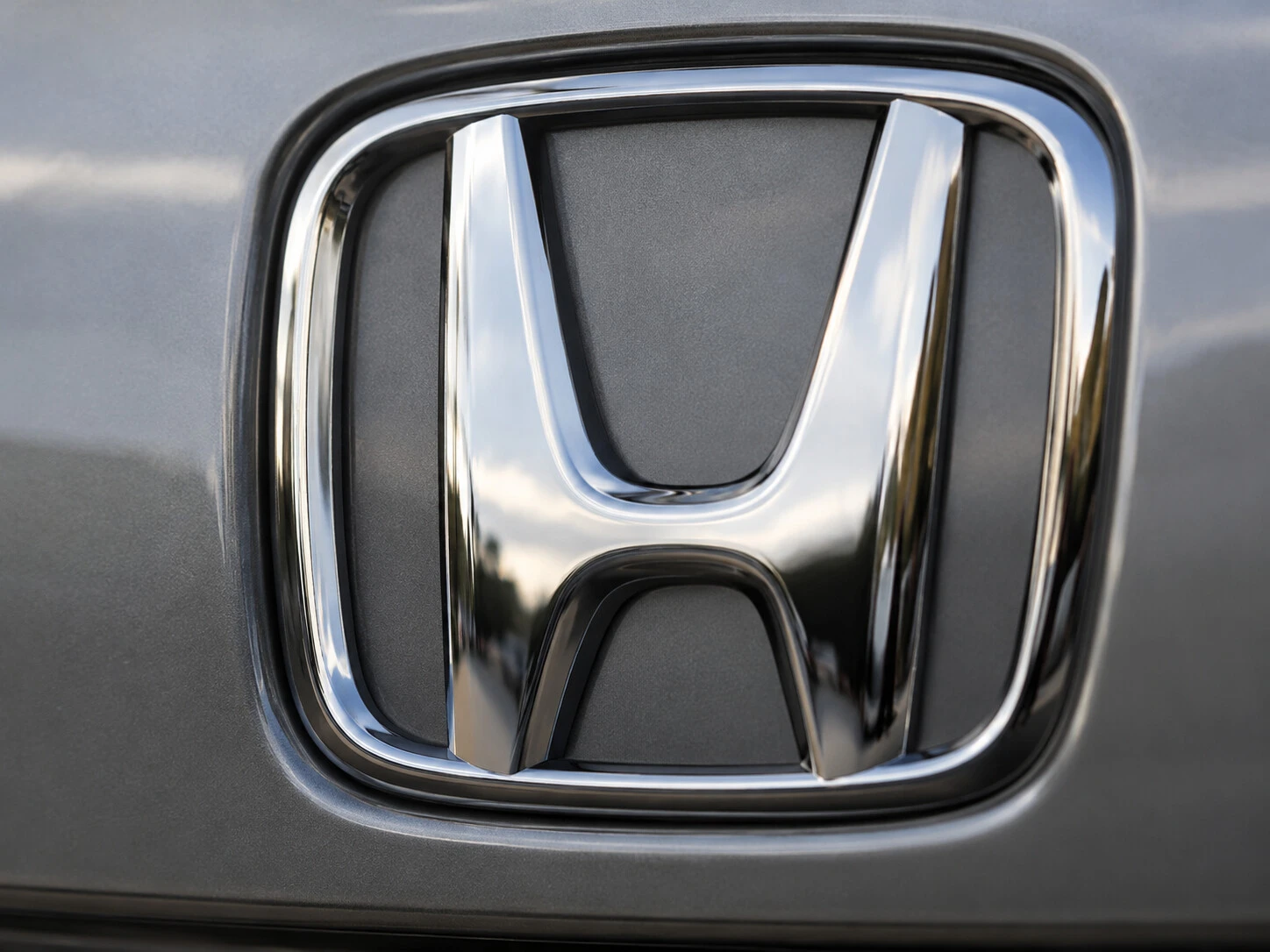Honda uszkodzona na parkingu przy ul. "Nila". Kto widział sprawcę?