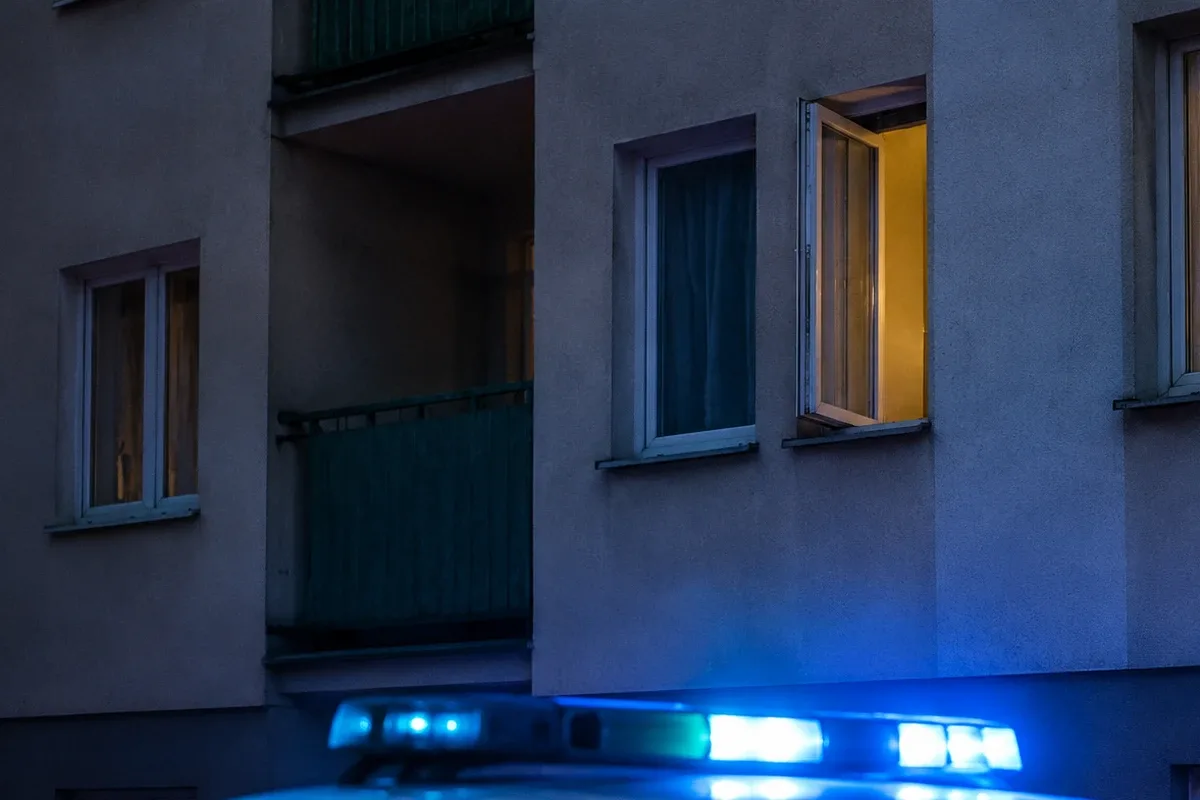 Pies wypadł z czwartego piętra. Zwierzę nie przeżyło