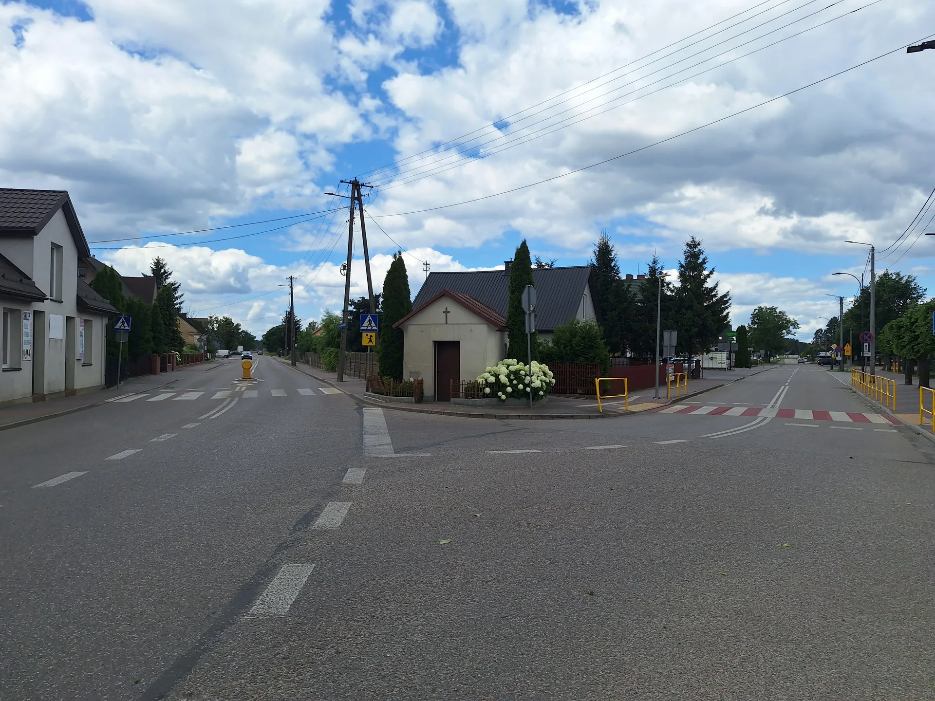 Stoi w centrum Troszyna od pokoleń. Nikt nie zna pełnej historii tej kapliczki