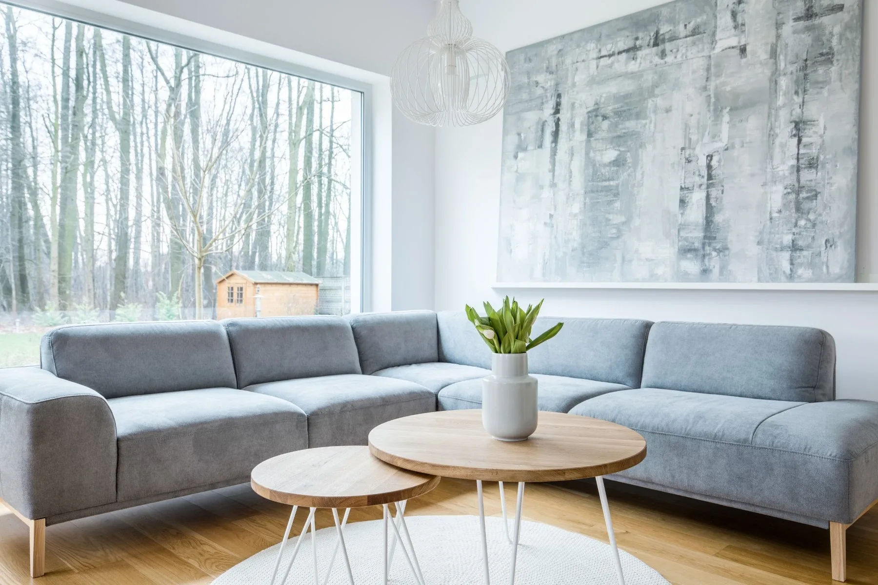 Narożnik z funkcją spania – jak zaaranżować salon i sypialnię w stylu "soft minimalism"?