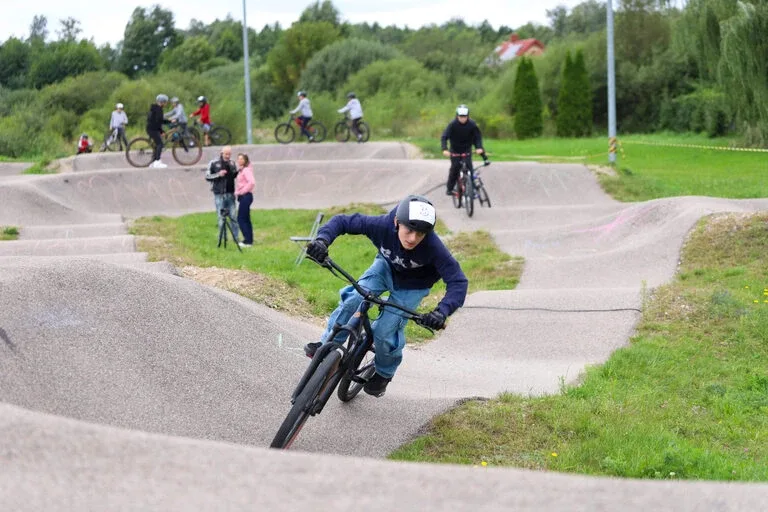 SpeedTrack mania po raz drugi w Rzekuniu. PumpTrack znów wypełnił się sportowymi emocjami (zdjęcia, wideo)