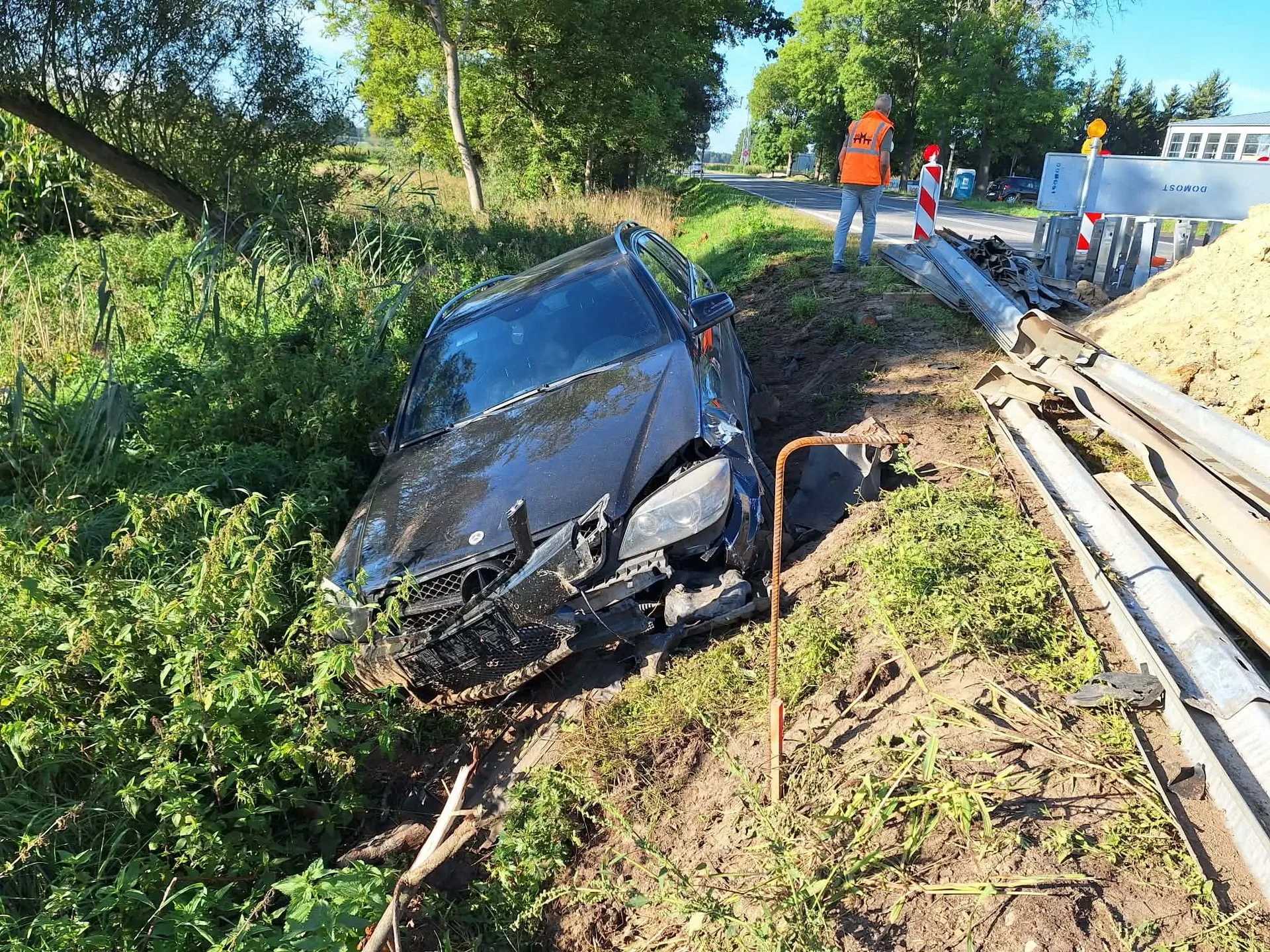 Rozbity Mercedes przy remontowanym moście w Kordowie