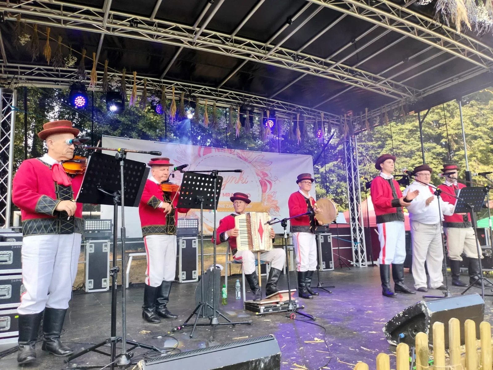 Kochają kulturę i tradycję kurpiowską. To prawdziwi Synoźe Puscy