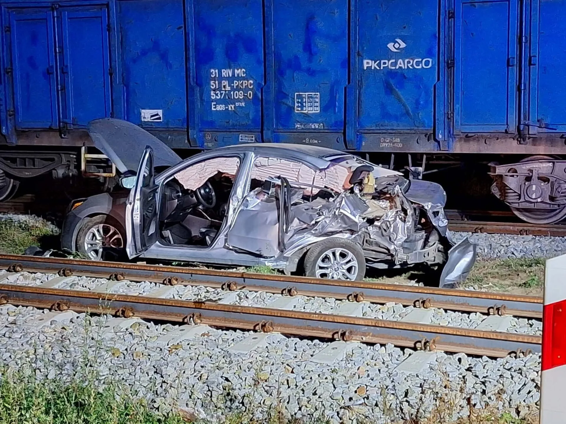 Wypadek na przejeździe kolejowym w Gucinie gm. Czerwin. Toyota zderzyła się z pociągiem towarowym (zdjęcia)