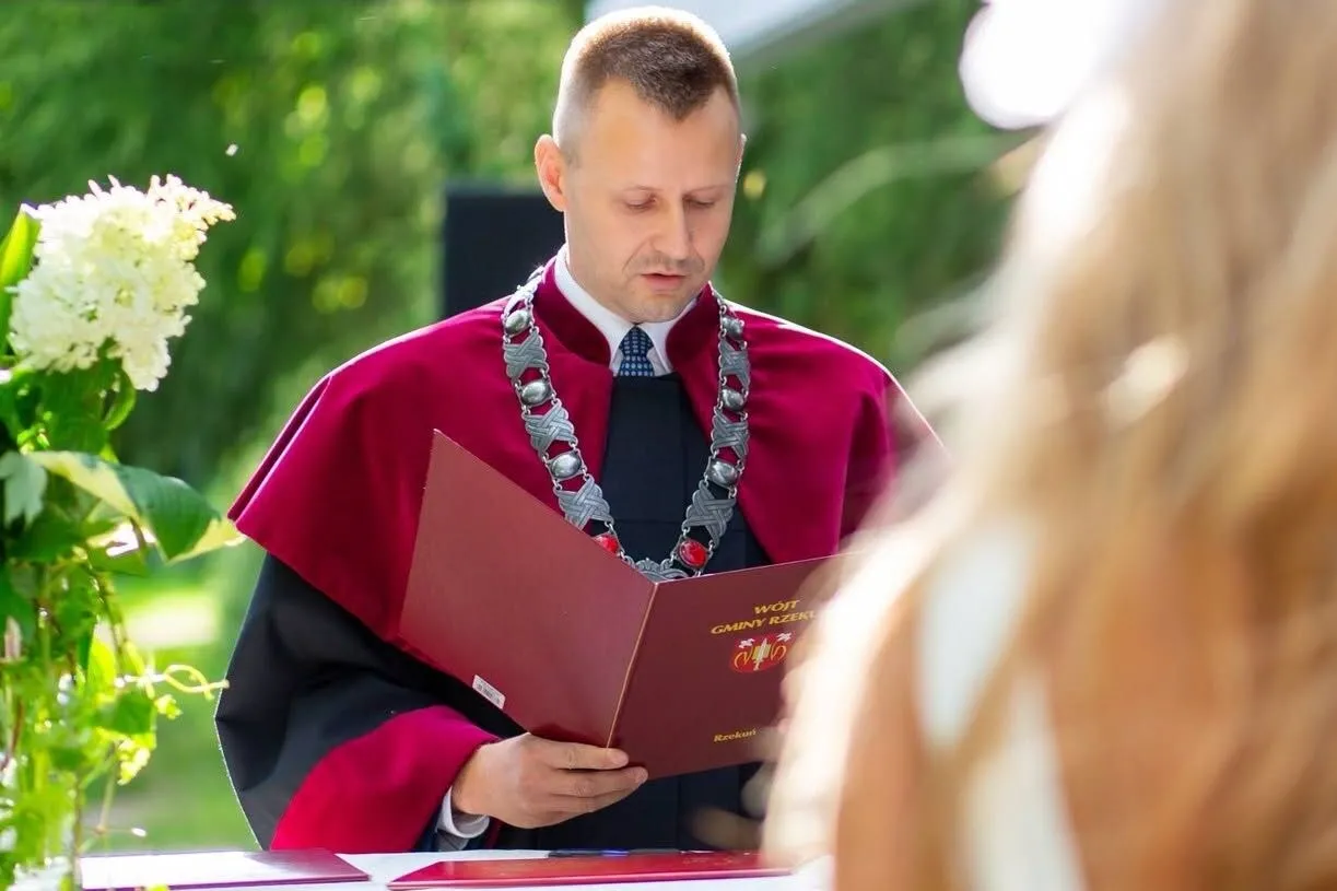 Było pytanie o togę i 80 zł z gminnej kasy. Odpowiedź może zaskoczyć