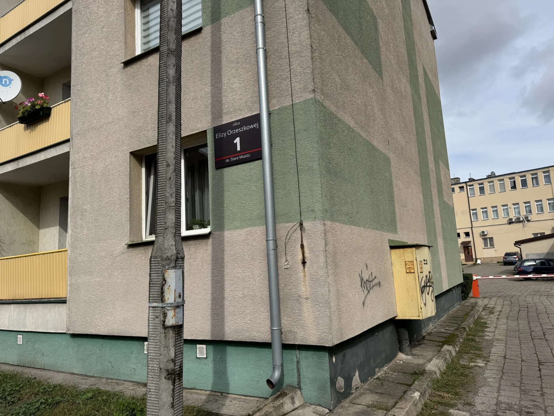 Zbierają się pod oknami i hałasują! Mieszkaniec ul. Orzeszkowej ma dość