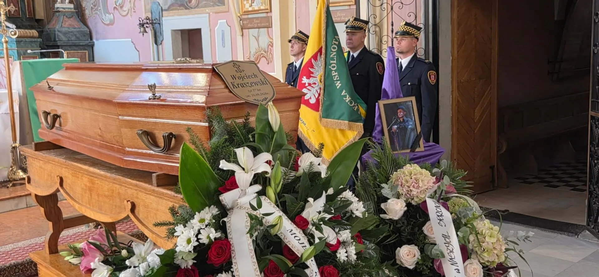 Ostatnia droga Wojtka Kraszewskiego. Ostrołęka straciła wyjątkową postać (zdjęcia)