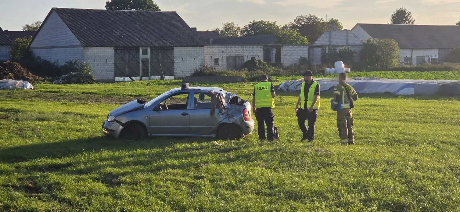 Skoda wypadła z drogi i rozbiła się o drzewo. Dwie osoby w szpitalu (zdjęcia)
