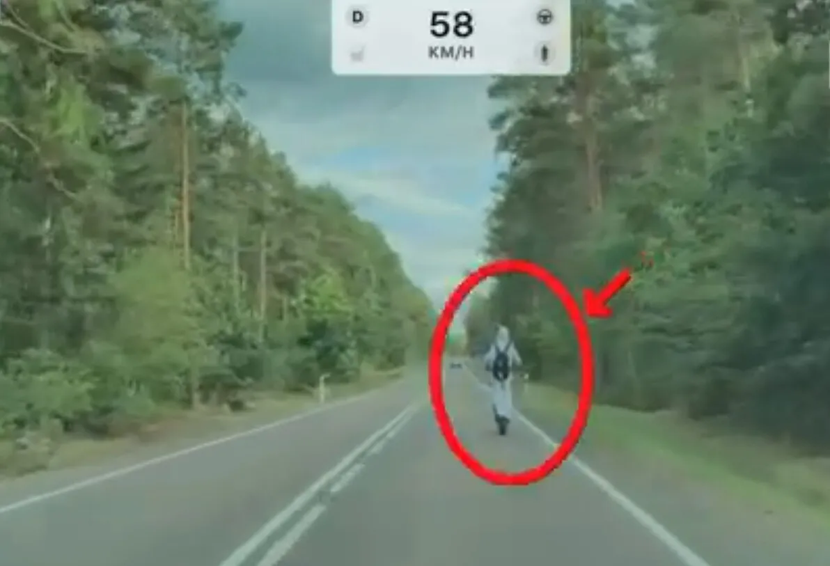 Dwóch nastolatków na jednej hulajnodze pędziło przez las. Bez kasków i bez wyobraźni (wideo)