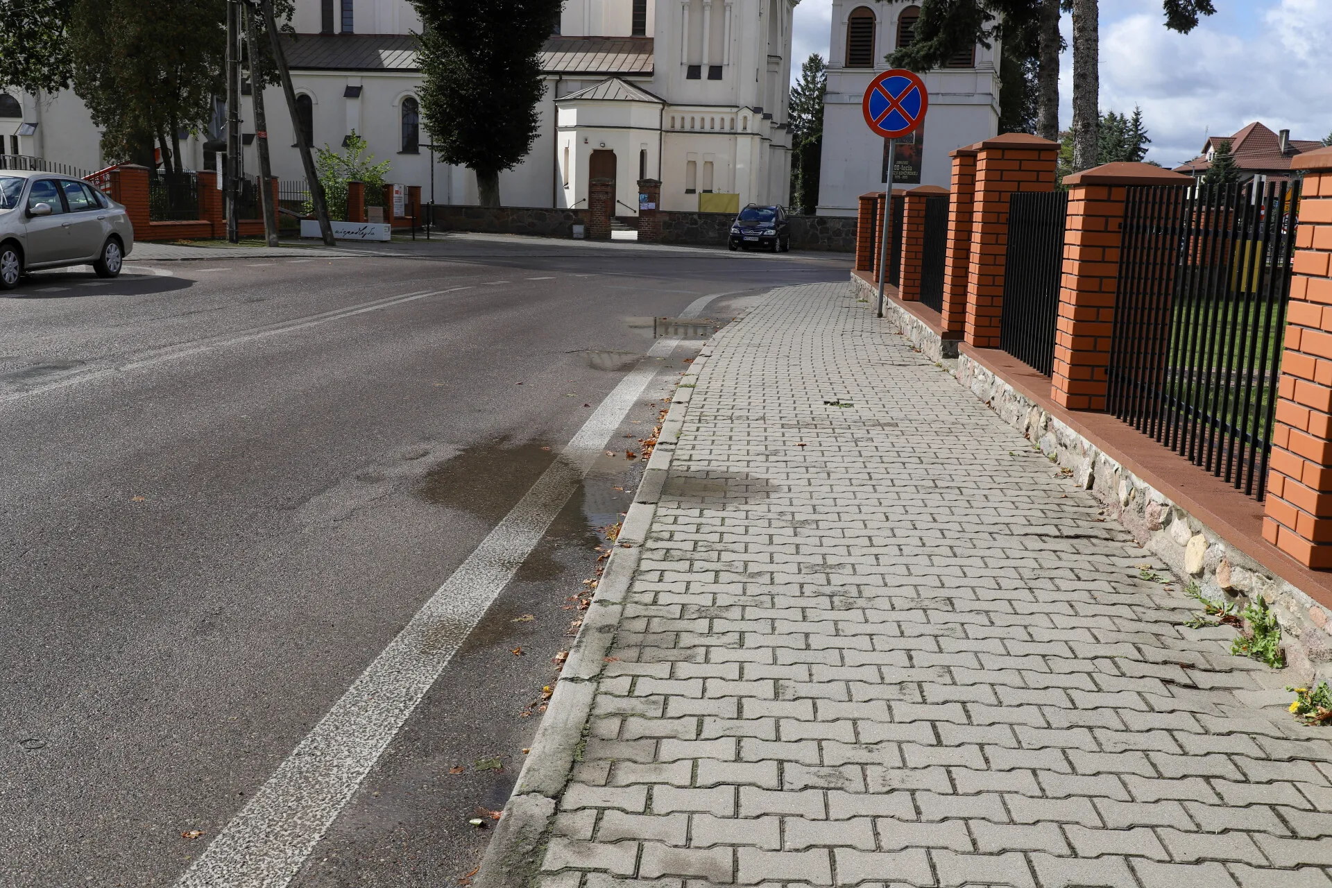 Z woreczkiem przez pół Goworowa. Mieszkaniec pyta o kosze na śmieci
