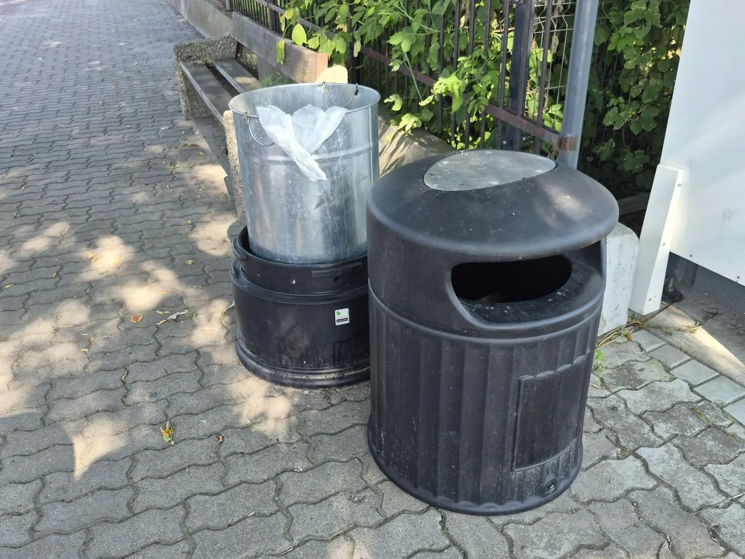 Czytelnik z Ostrołęki: Kosze są, ale porządku nie ma (zdjęcia)