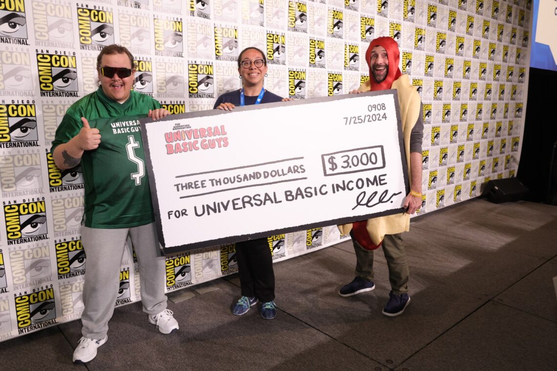 fox-surprises-comic-con-attendee-with-$3,000-prize-at-panel