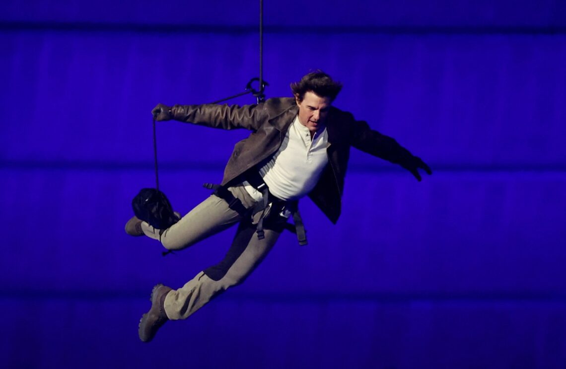 tom-cruise-skydives-from-stade-de-france-to-hollywood-sign