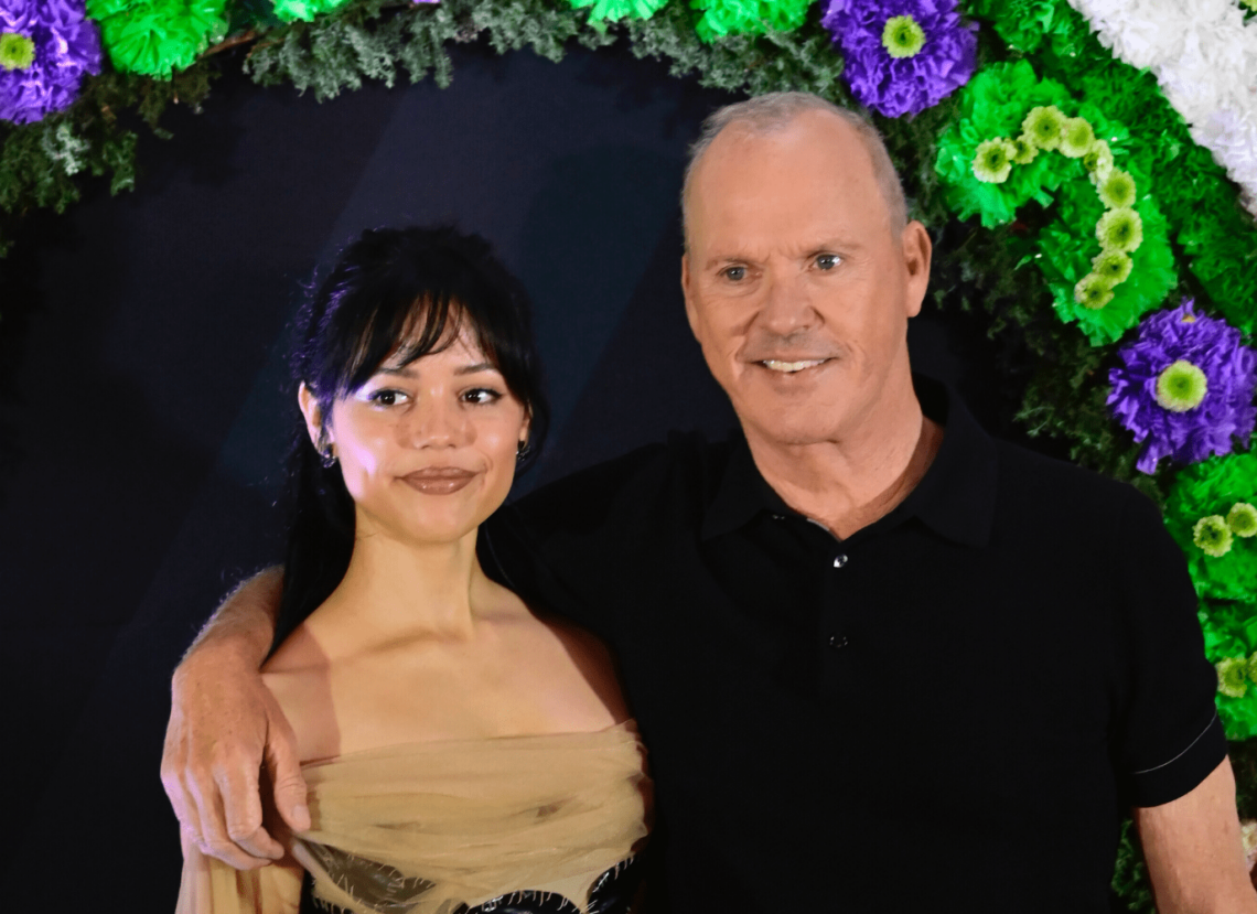 michael-keaton-surprises-jenna-ortega-as-beetlejuice-on-set