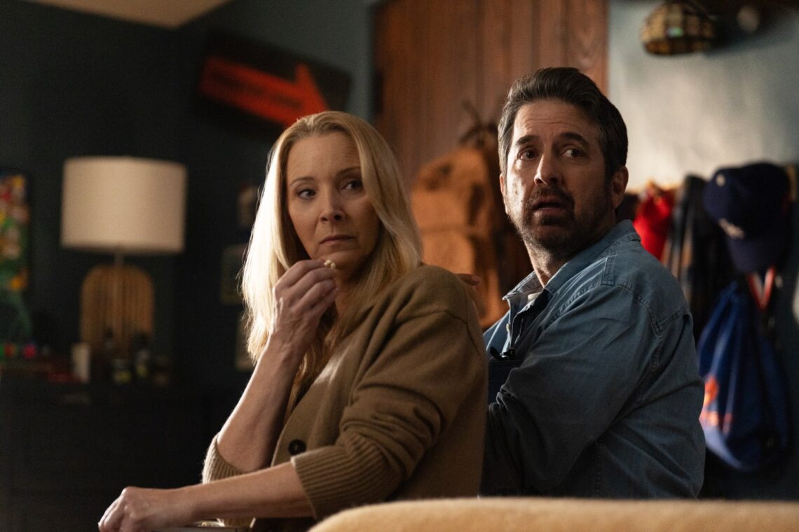 lisa-kudrow-and-ray-romano’s-open-house-turns-perilous-in-new-netflix-trailer